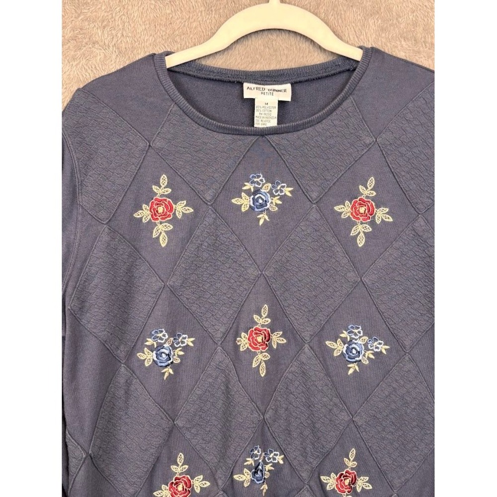 Alfred Dunner Petite‎ Blue Floral Embroidered Quilted Argyle Sweatshirt Medium P - Picture 2 of 7